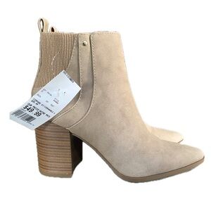Women’s Light Taupe Bootie heels, ankle boots, faux suede, size 7, NEW